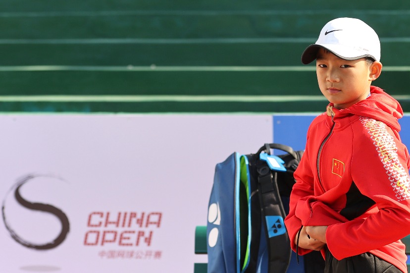 小小网球大师胡佳左手小丫跑动中的正手抽击萌温暖笑容美!